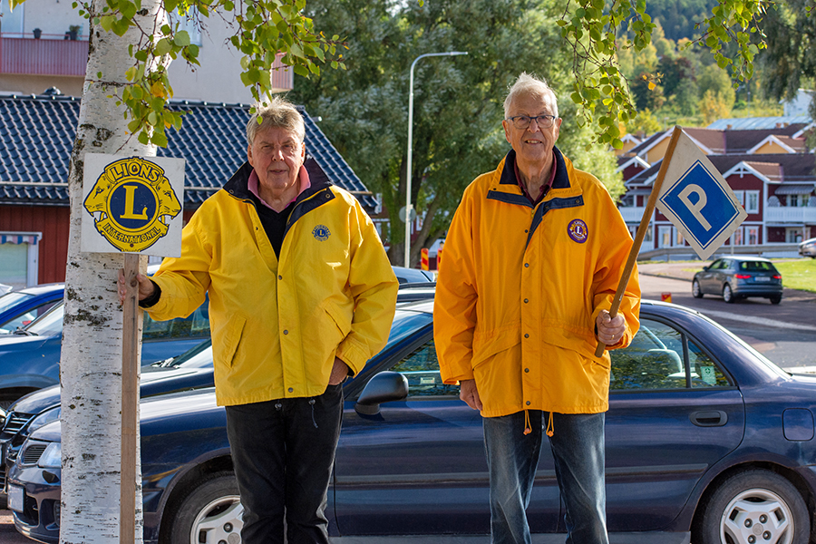 Två Lions medlemmar står parkeringsvakt på Rättviks marknad.